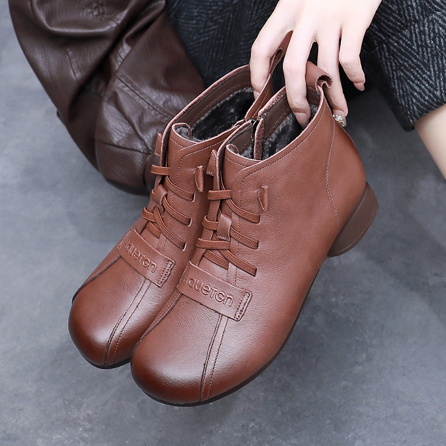 真皮软底防滑妈妈鞋秋冬粗跟短靴中老年舒适不累脚加绒皮鞋女鞋子