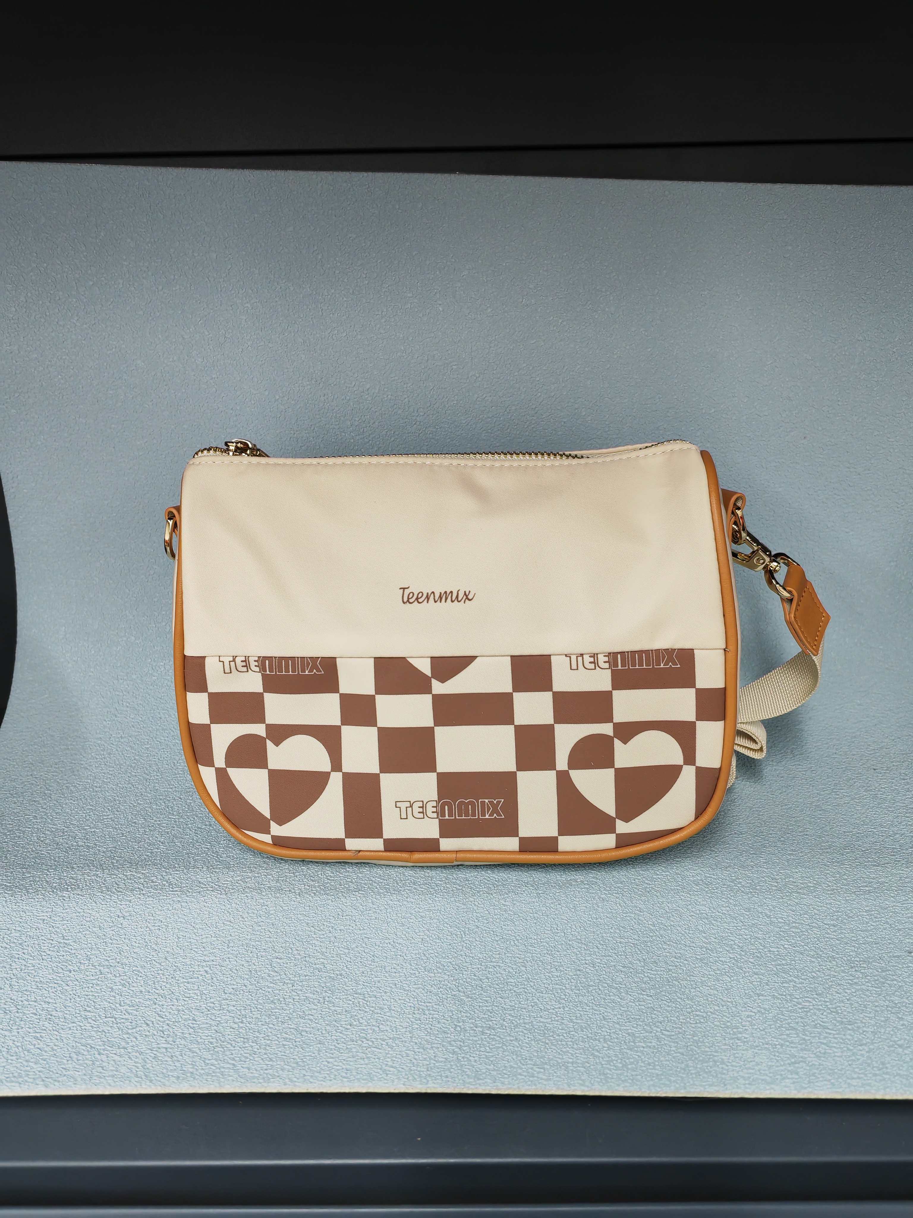 天美意单肩斜挎包休闲百搭撞色单肩包棋盘格百搭背包