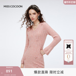 MISSCOCOON可可尼立体钩花针织裙女2025秋冬新款喇叭袖V 领连衣裙