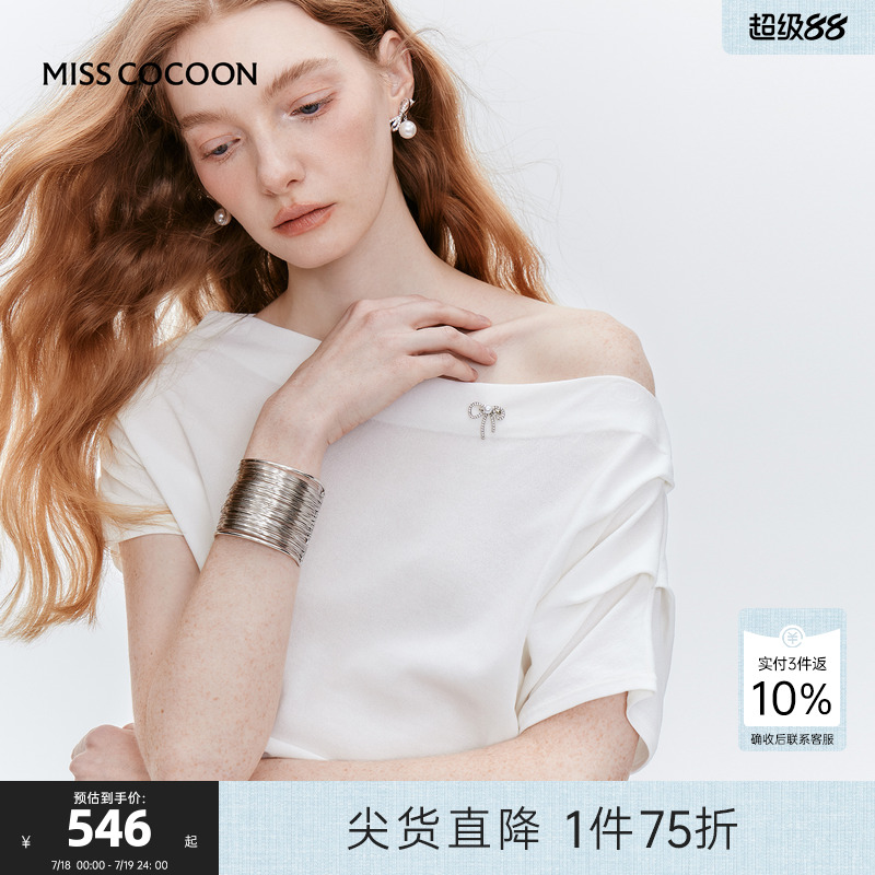 MISS COCOON可可尼法式设计感斜肩上衣2025夏季新款白色短袖女