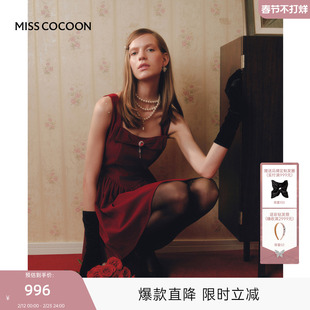 MISSCOCOON可可尼丝绒蝴蝶结小礼裙女2025秋冬新款红色吊带连衣裙