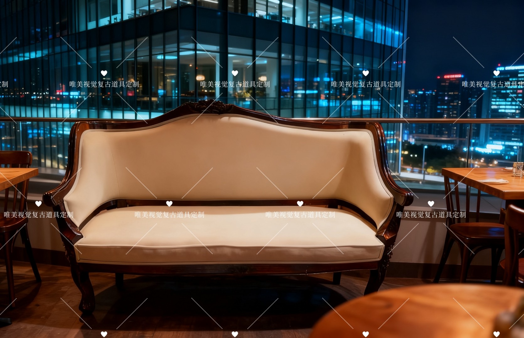 欧式复古实木雕花双人沙发深色实木框架米白色布艺雕花拍摄道具