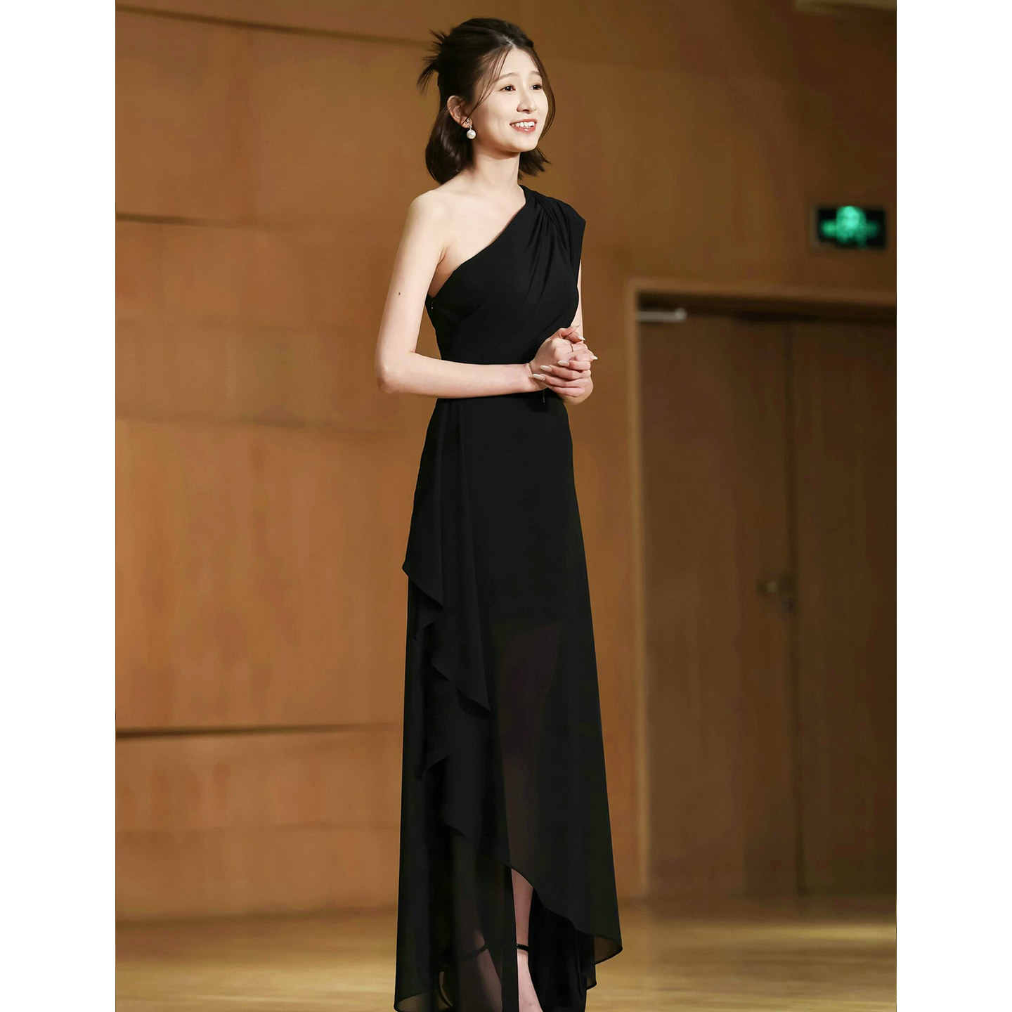 轻奢黑色晚礼服2026新款气质主持人长裙学生舞台表演服高级感小众