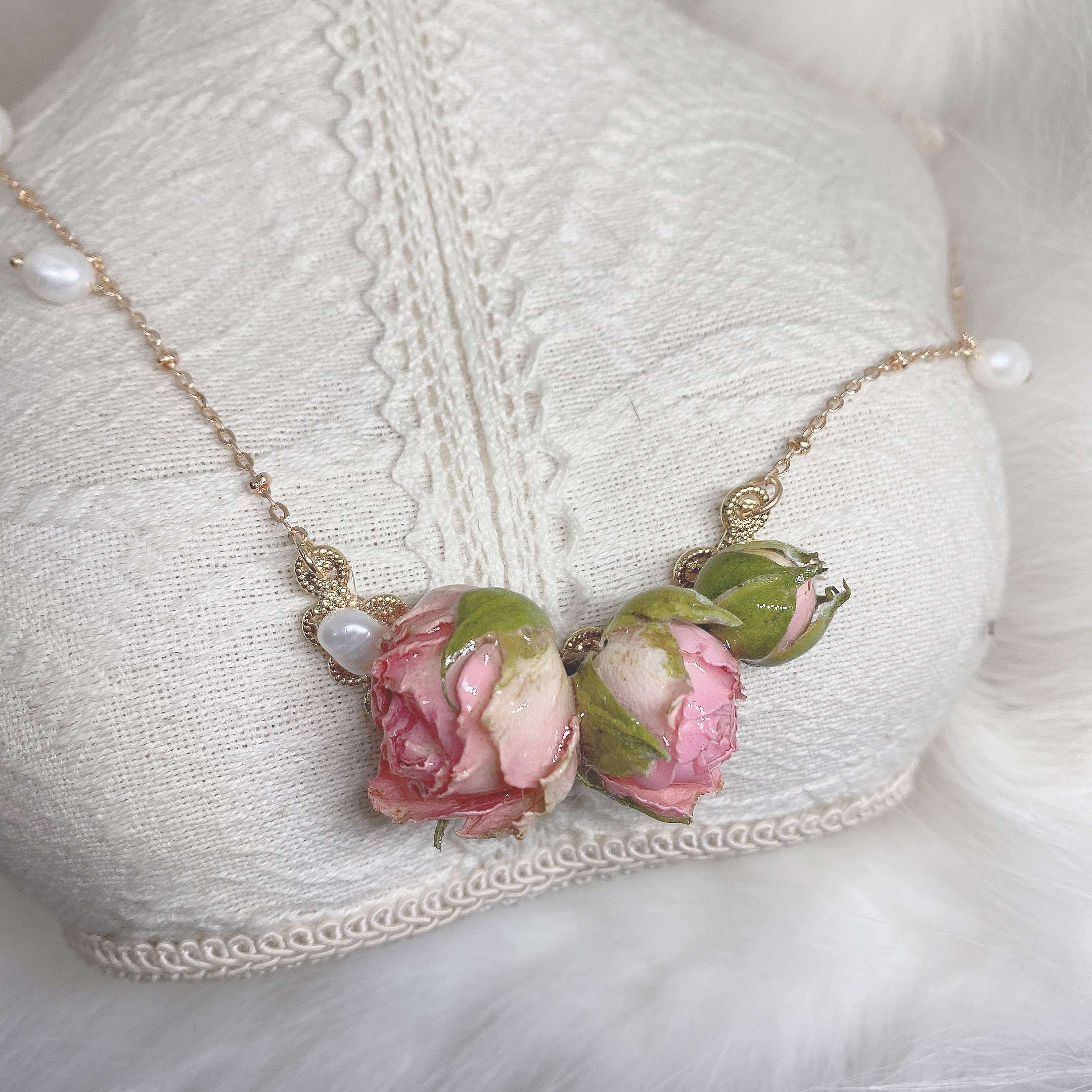 限定款少女与蔷薇油画感原创设计小众设计天然真花项链18k包金链