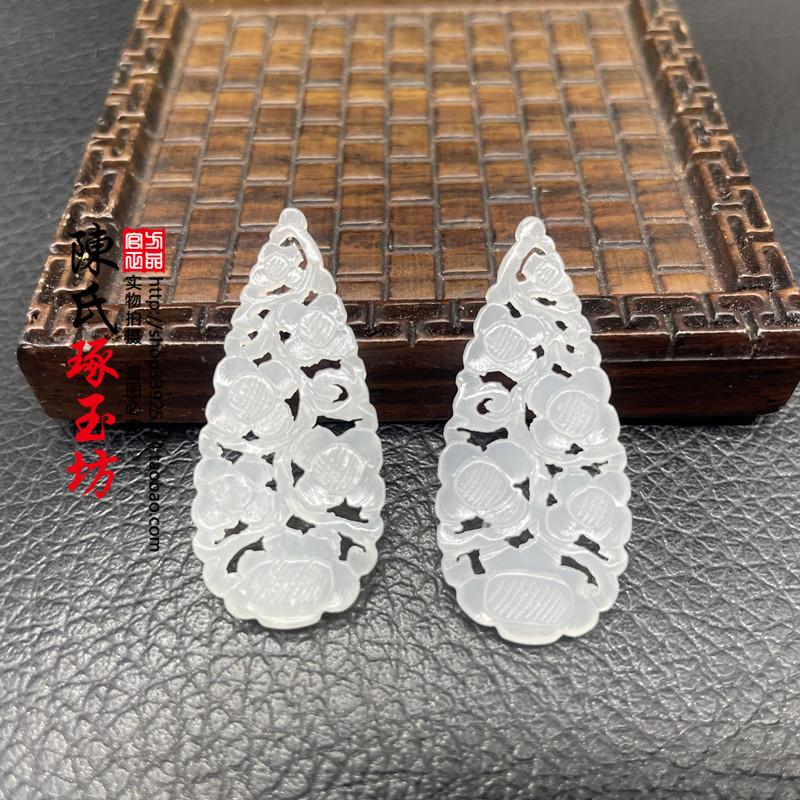 真玉青白玉镂空精雕花开富贵吊坠