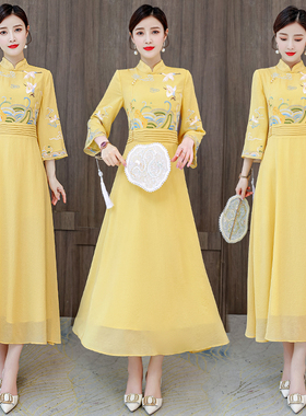 妈妈装改良旗袍版连衣裙女2025春装新款中国风立领刺绣过膝长裙子