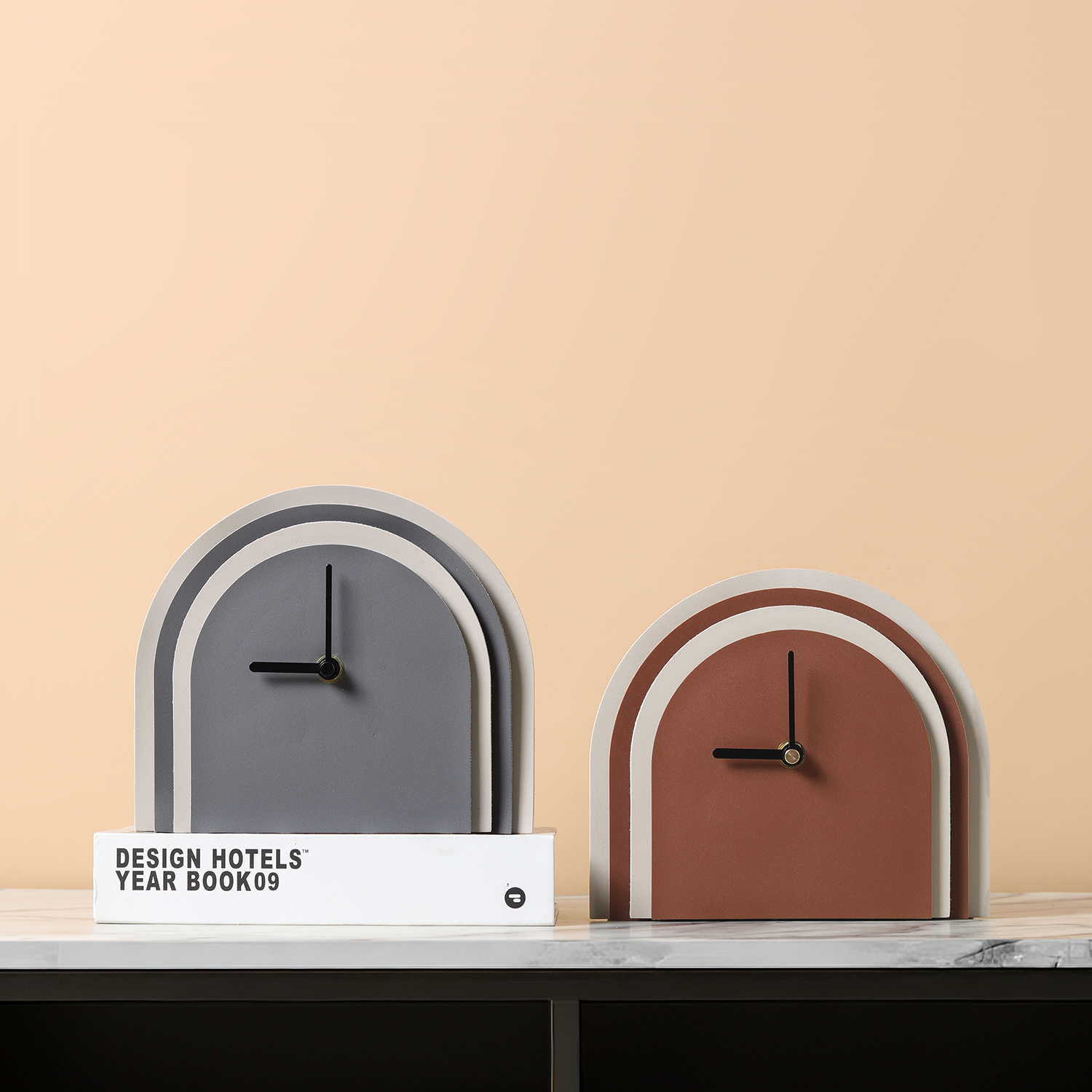 几何拱形多层皮革座钟台钟摆件现代北欧轻奢诧寂风家居样板间饰品