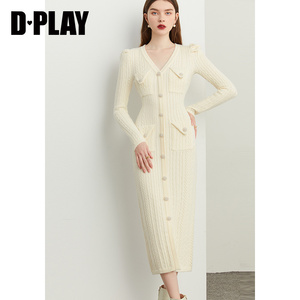 DPLAY【黑标】2023秋装新优雅V领奶油杏珍珠感扣修身针织连衣裙