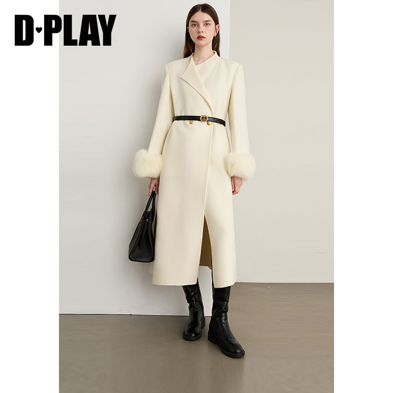 立领,可拆卸顺色毛袖,双排金属浮雕扣