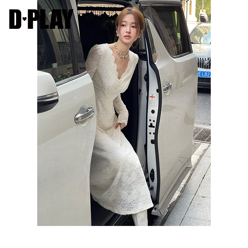 DPLAY春新法式千金白月光系列奶油杏V领杏色珍珠钻扣蕾丝连衣裙