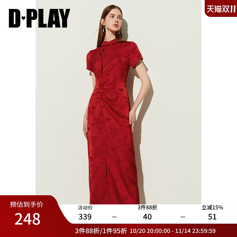 弧形分割抽褶开衩，缎面暗纹提花面料