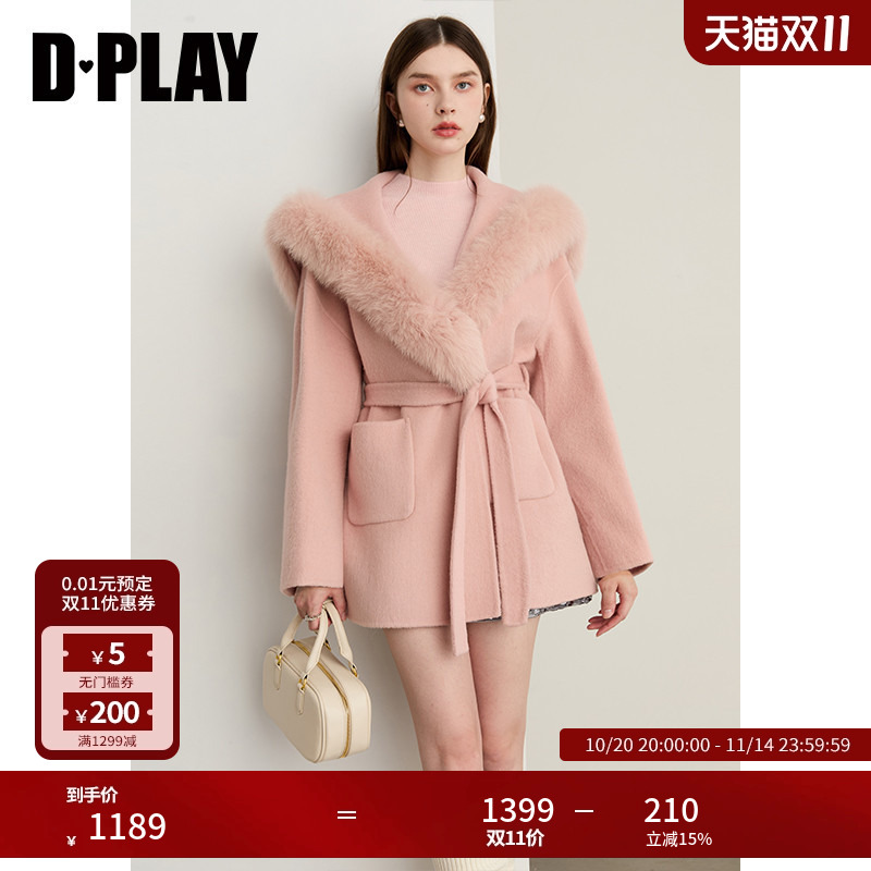 翻领,两侧对称贴袋,本布可拆系带,双面呢