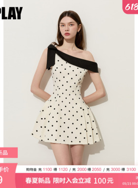 DPLAY白色短裙波点连衣裙斜肩一字领拼接设计感百褶裙2026夏新款