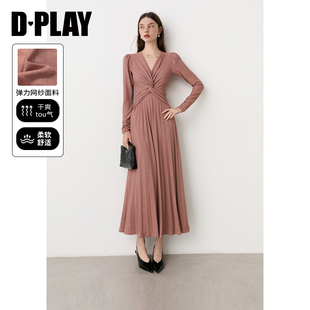 DPLAY粉色V领连衣裙女复古气质扭结泡泡长袖细闪长裙2026冬季新款