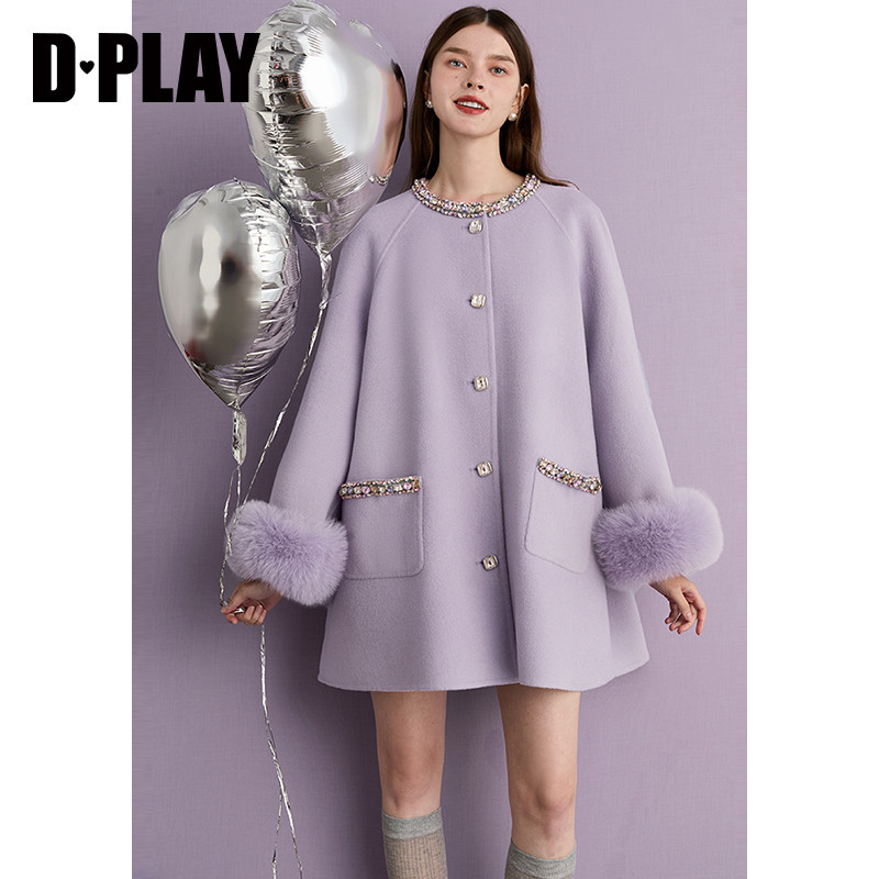 圆领,插肩袖,两侧对称贴袋