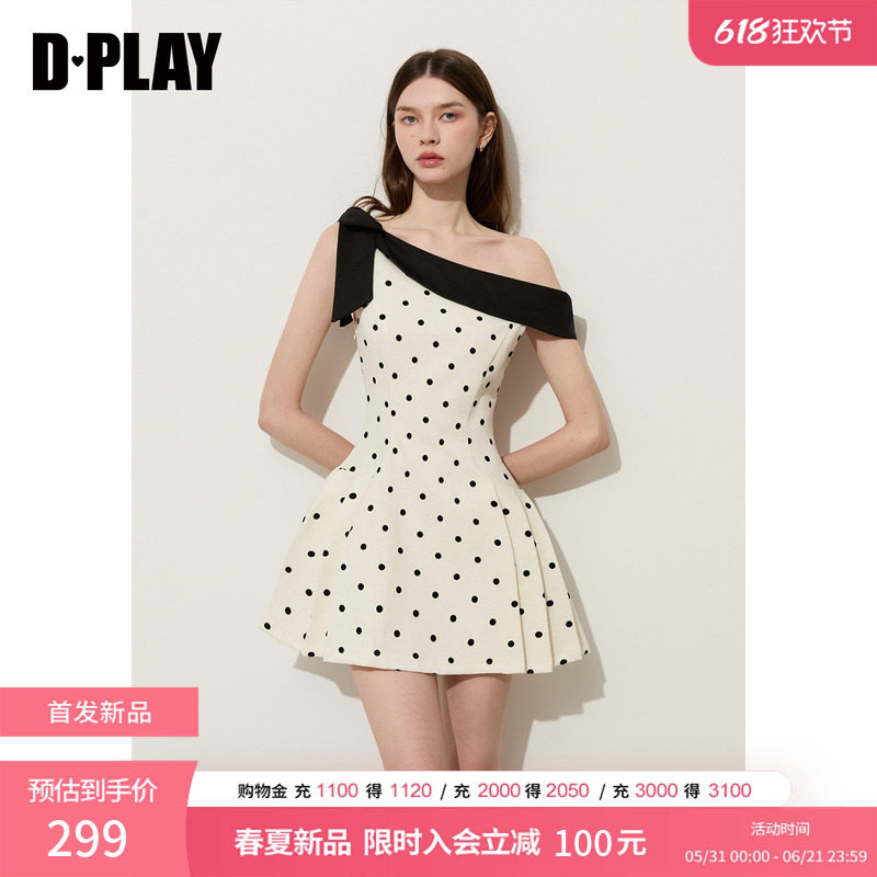 DPLAY白色短裙波点连衣裙斜肩一字领拼接设计感百褶裙2026夏新款