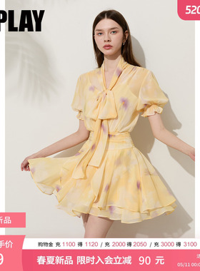 DPLAY黄色印花V领蝴蝶结正肩收腰荷叶边度假连衣裙2026夏新款裙子