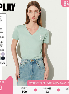DPLAY【惠品】通勤百搭绿色V领短袖微修身胸口D字烫钻T恤上衣女