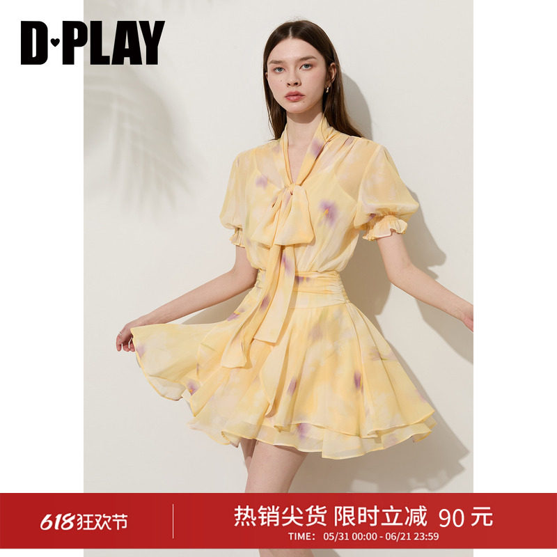 DPLAY黄色印花V领蝴蝶结正肩收腰荷叶边度假连衣裙2026夏新款裙子