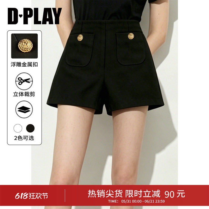 DPLAY2026年夏季新款黑色短裤女高腰复古时尚浮雕纽扣装饰裤子