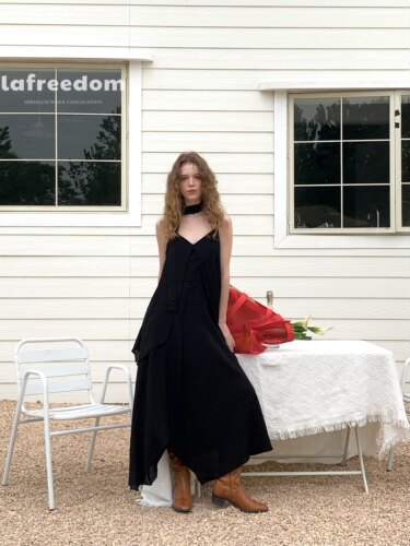 LAFREEDOM 25春夏新品欧若风吊带不规则连衣裙法式飘带度假风长裙