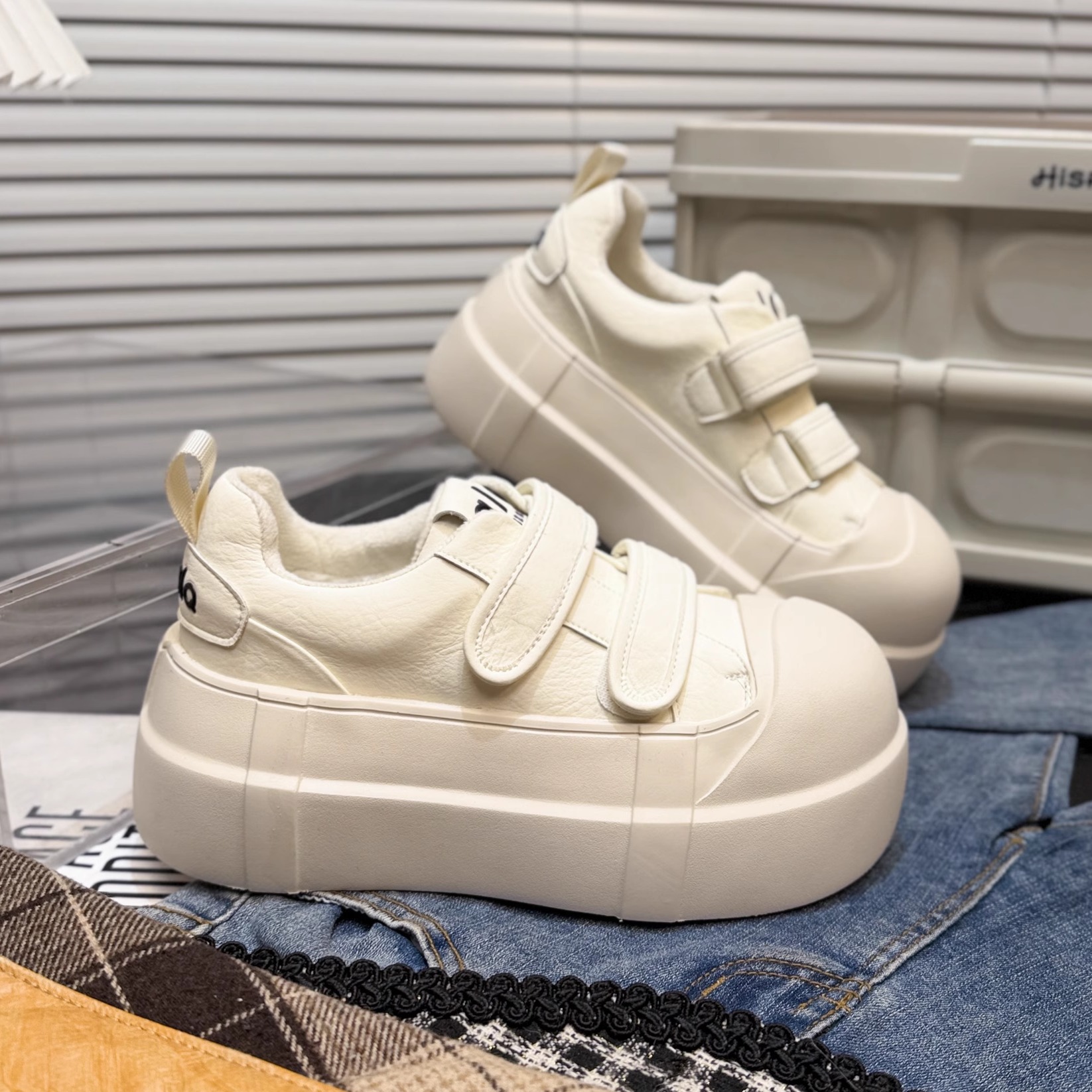 日本OFFCAT真皮松糕厚底魔术贴小白鞋女2026冬季加绒百搭休闲板鞋