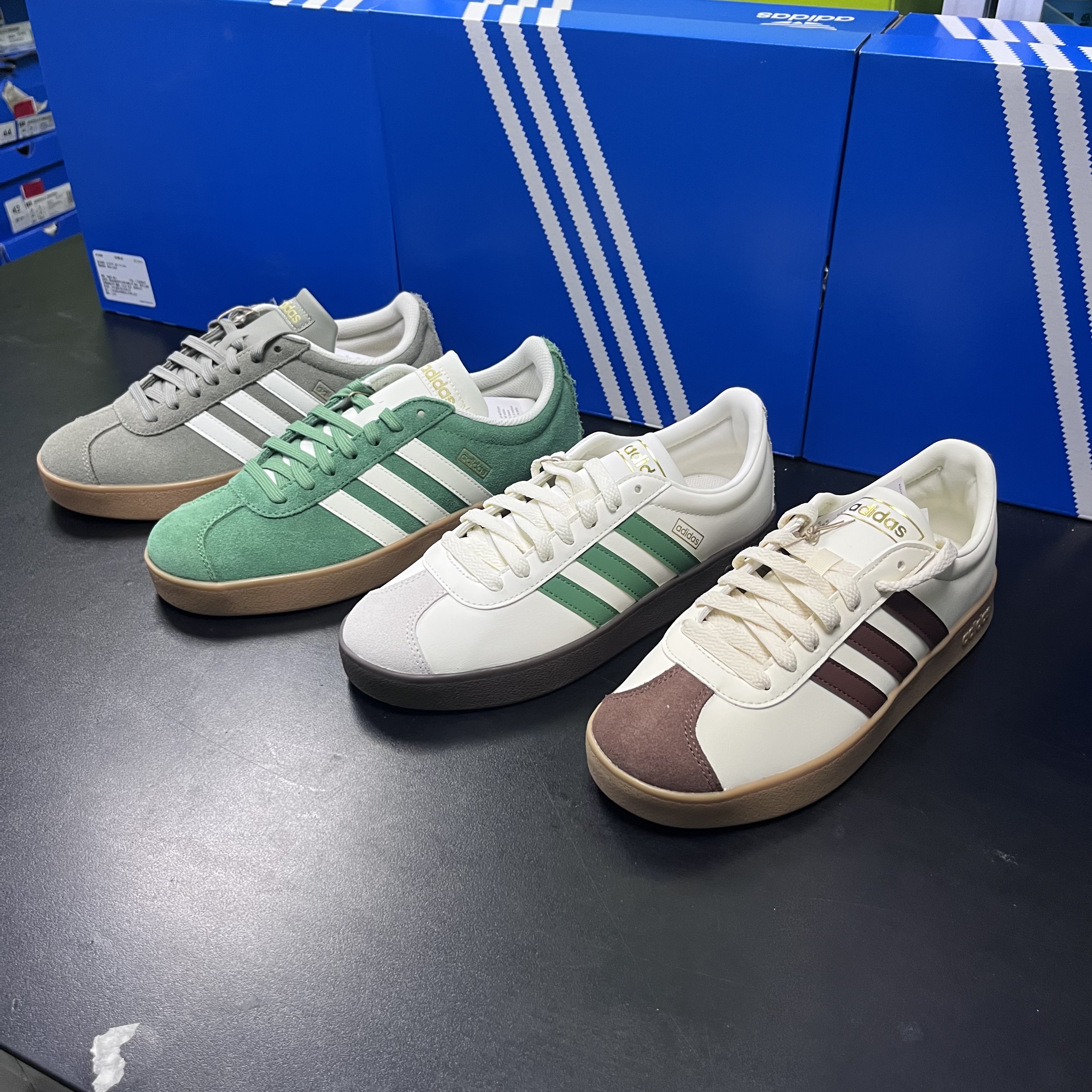 adidas 舒适男女同款板鞋运动休闲鞋