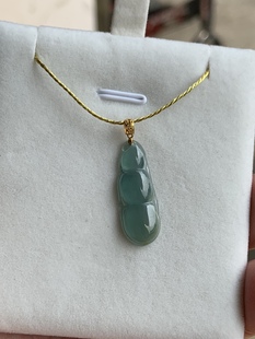 18K镶天然A货翡翠豆子吊坠 冰种起荧光富贵豆挂坠 满绿荷兰豆项坠