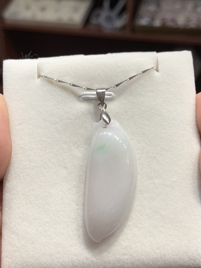 天然A货翡翠玉吊坠  白月光玉坠 飘阳绿福瓜项坠 女士挂坠 白底青