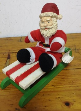 收藏样品中古玩具超级破旧 斑驳 发黄褪色的雪人爷爷与雪橇