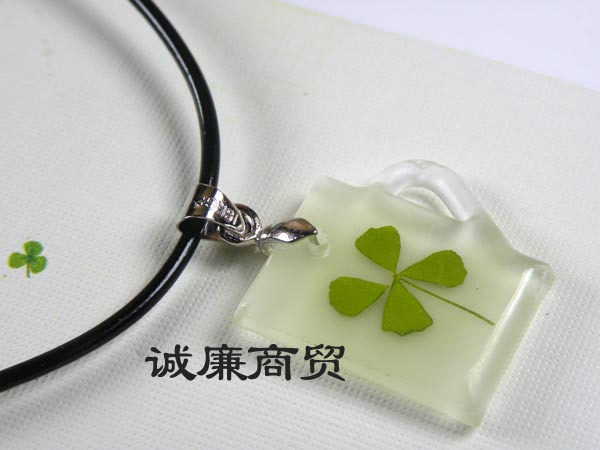 欧罗芭夜光吊坠项链幸运草