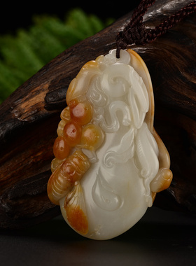 大师作品新疆和田玉黄皮白玉籽玉把件螳螂捕蝉.57克籽料把玩件