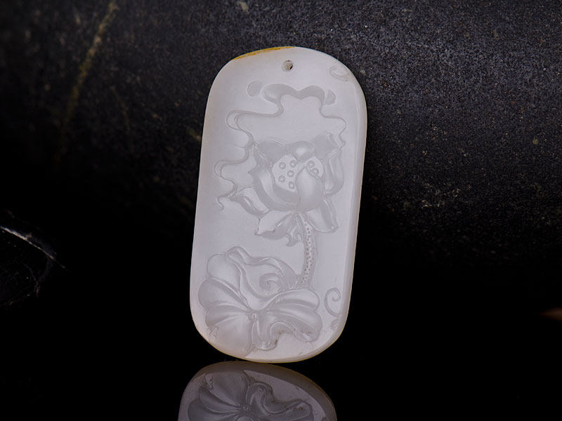 富贵连连和田玉玉牌一级半白玉籽玉15.6克天然籽料吊坠