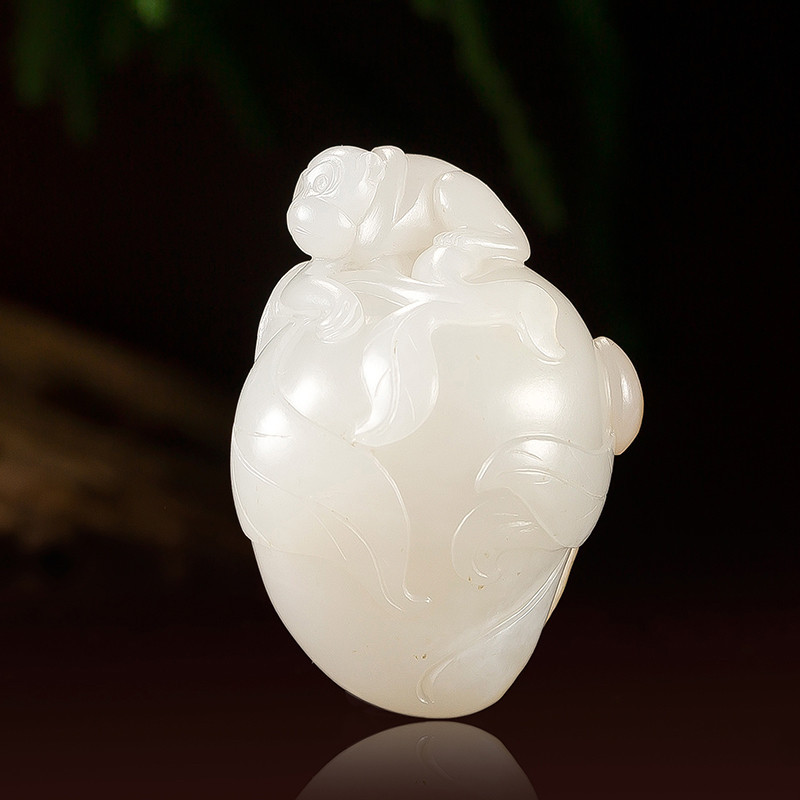 新疆和田玉羊脂白玉籽料灵猴献寿吊坠男女款挂件苏工雕刻天然玉石