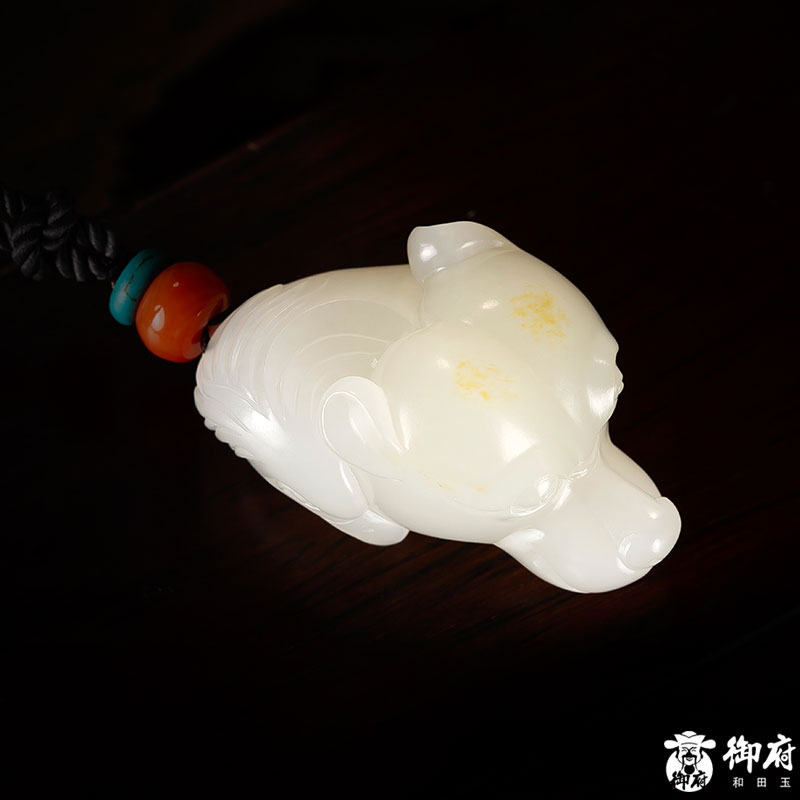 新疆和田玉黄皮白玉籽玉挂件英雄25.5克天然玉石吊坠挂坠
