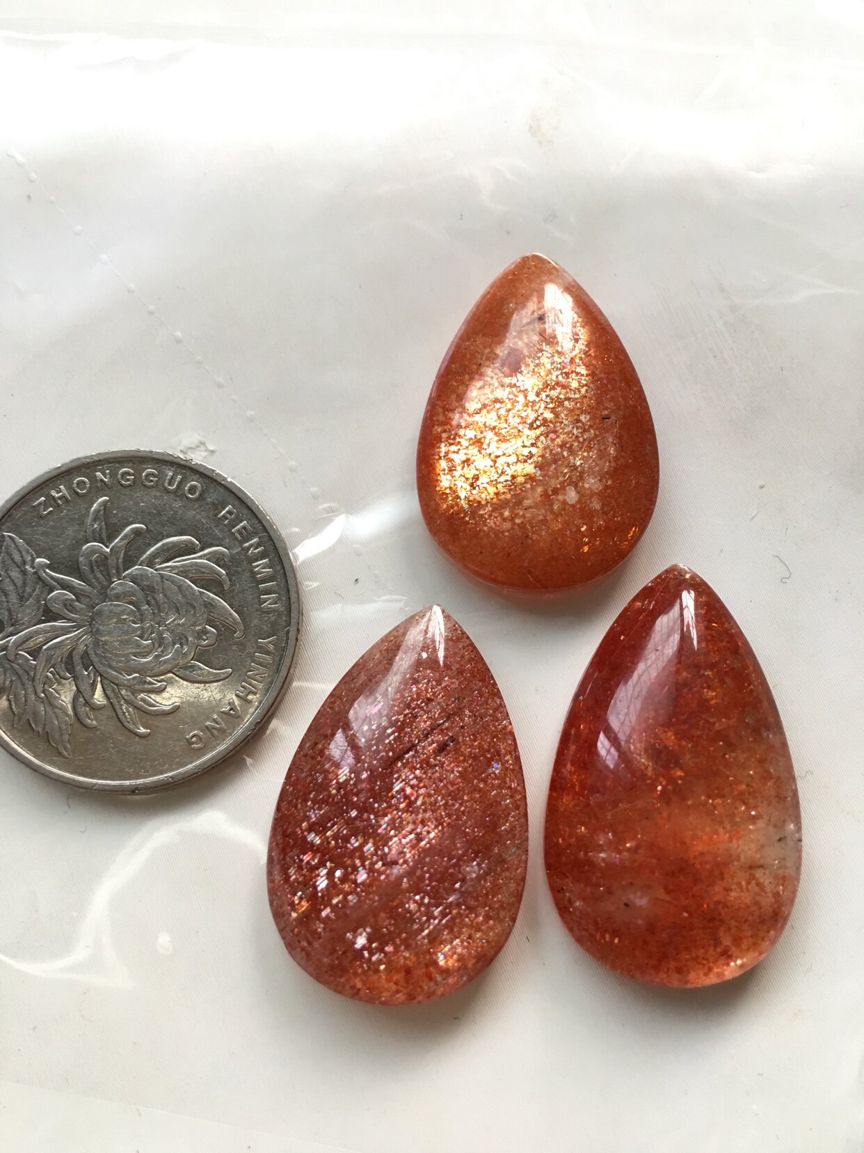 天然金太阳石小吊坠草莓晶水滴吊坠女饰品吊坠,送银链和银卡扣