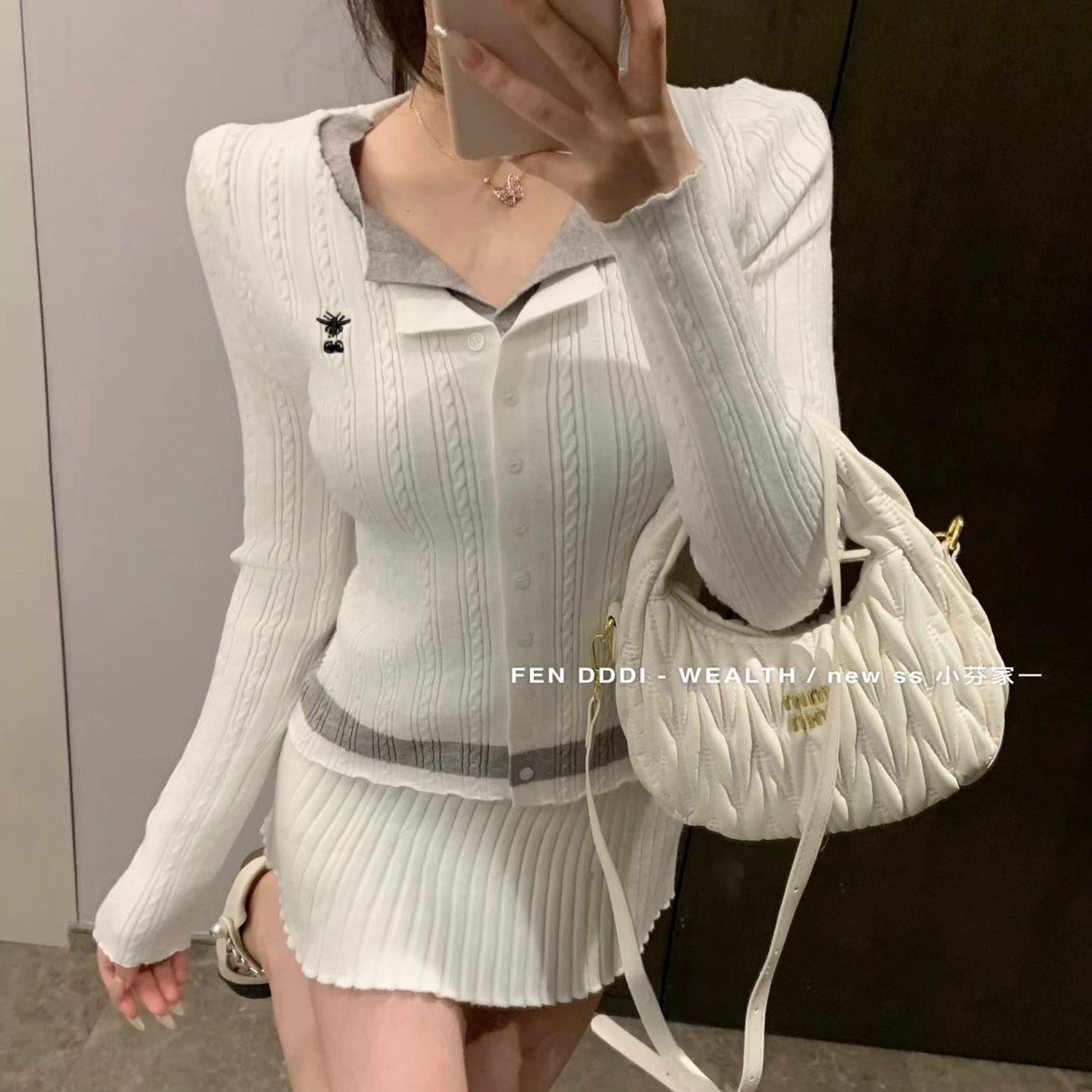 现货~小芬家FEN家秋冬富家千金小蜜蜂刺绣撞色假两件针织衫显瘦