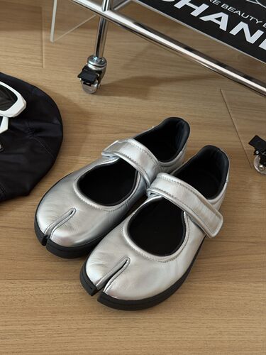 18年老店欧货2026新款真皮浅口分趾鞋魔术贴猪蹄鞋厚底玛丽珍女鞋