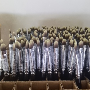 很用心做的遮瑕刷，扁头舌形（进口纤维毛）