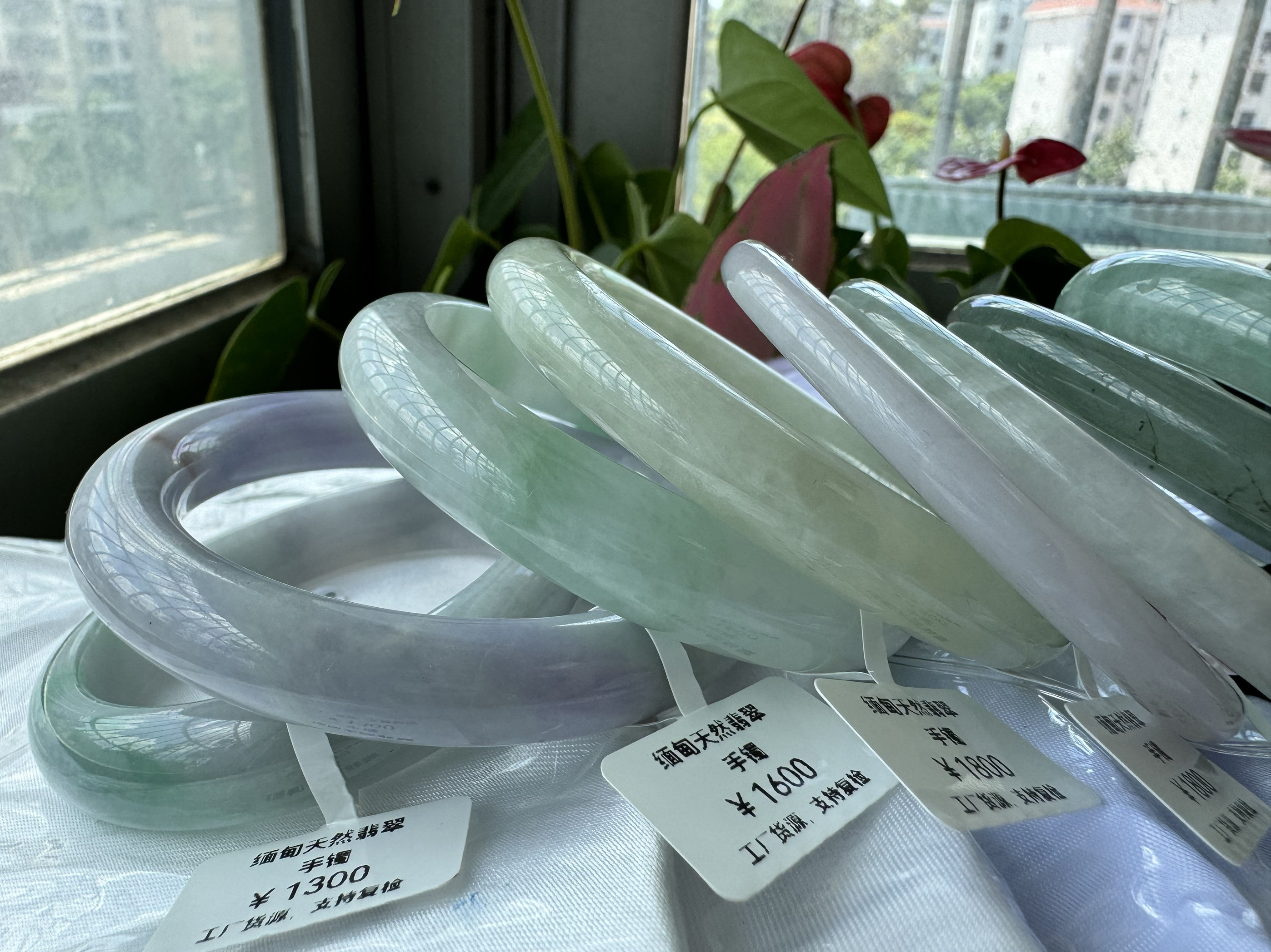 清仓瑕疵手镯.缅甸天然翡翠.带证书