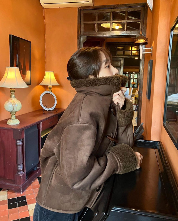 现货韩国东大门秋冬新款how*s牛角扣休闲皮毛一体保暖翻领外套女