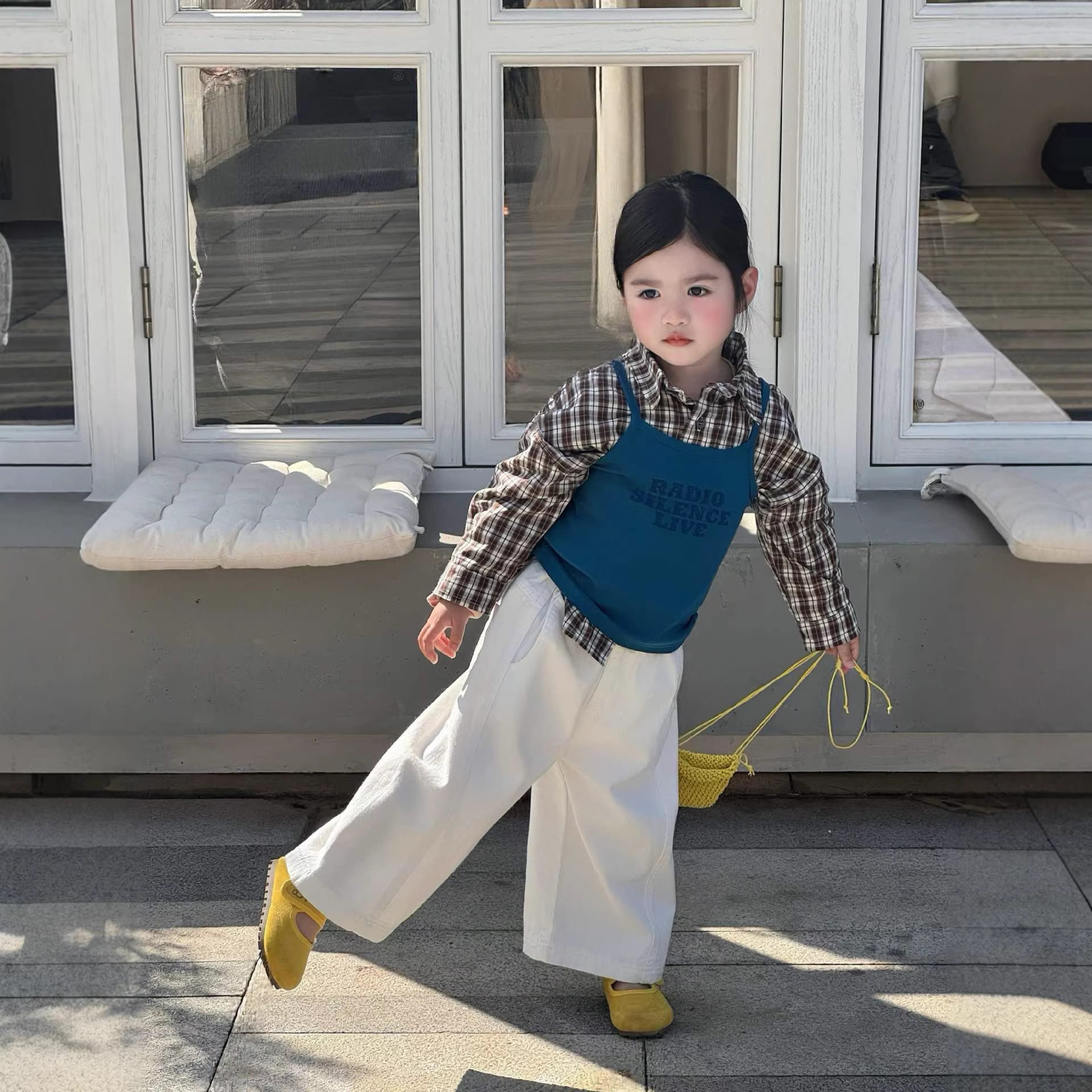 韩版女童套装白色休闲裤2026春款学院风字母吊带咖色格子长袖衬衫