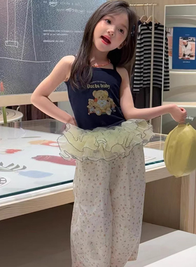 女童巨好看背心外穿夏季2026新款洋气时髦儿童藏蓝色印花吊带上衣