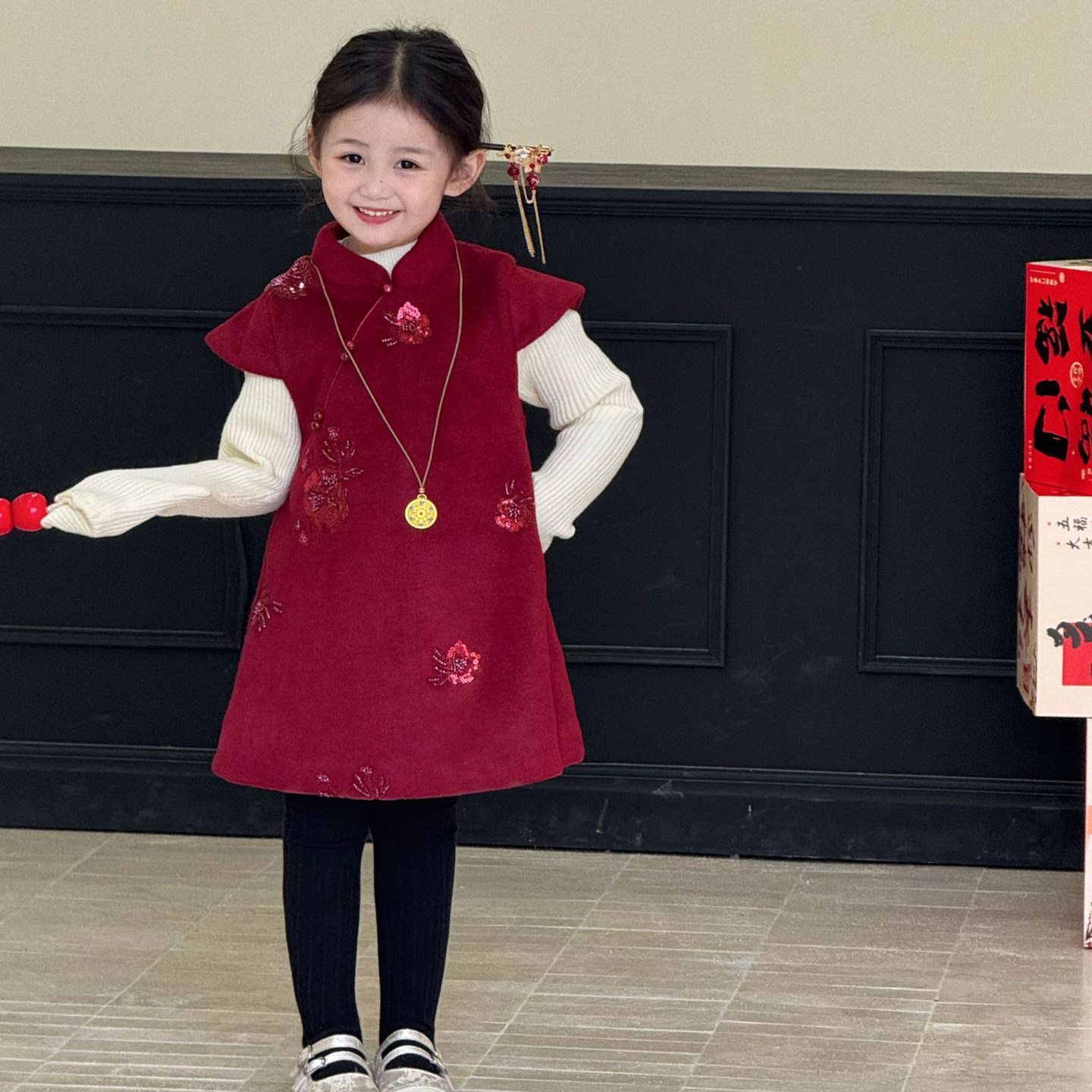 2026秋冬新女童新中式国风刺绣旗袍背心裙加厚红色呢料年款连衣裙