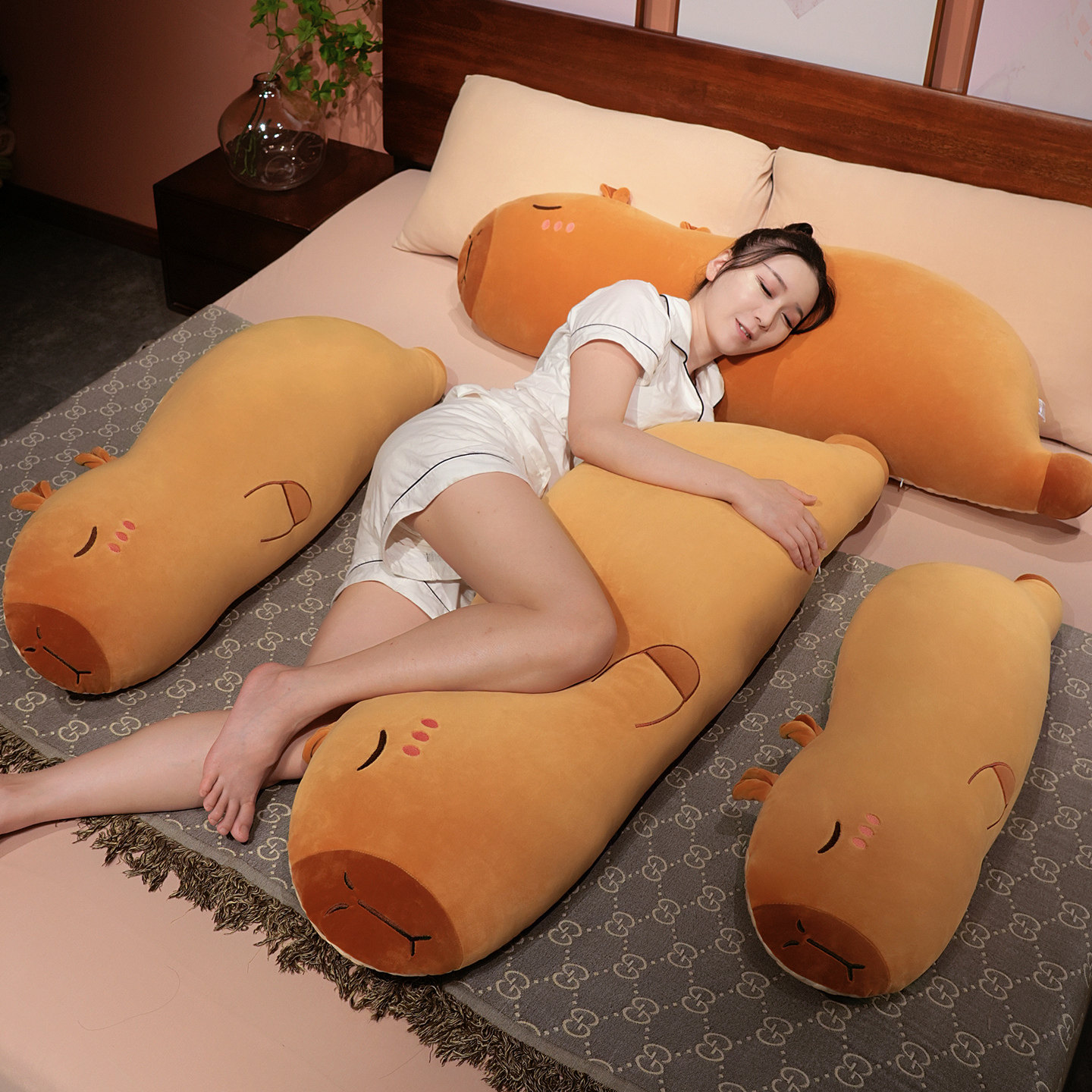 长条抱枕女生夹腿睡觉图片