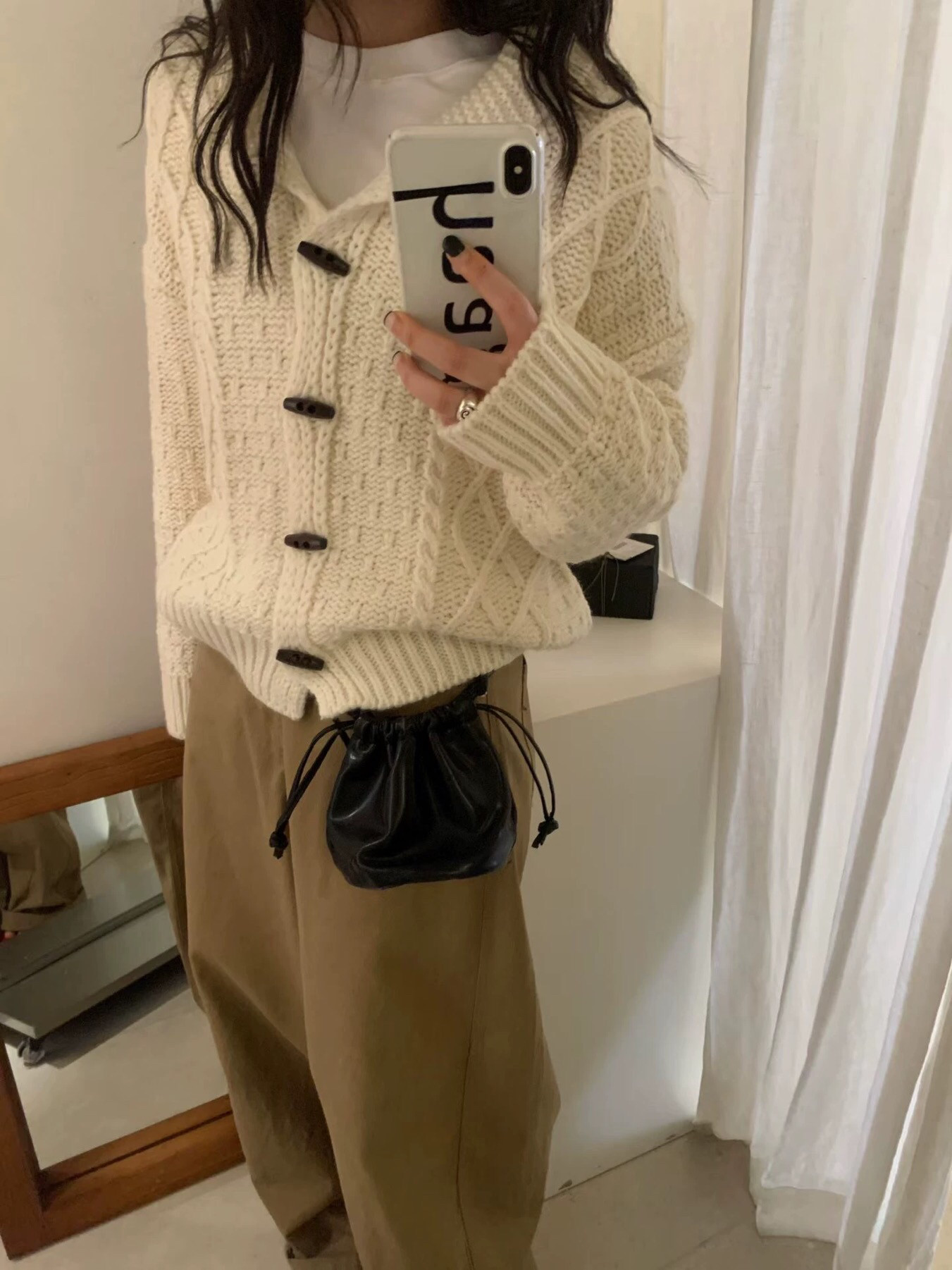 东大门纯色翻领牛角扣毛衣开衫女