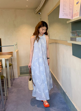 大吹女DCN夏日无袖挂脖蕾丝钩花淡蓝色法式垂感飘逸度假风连衣裙