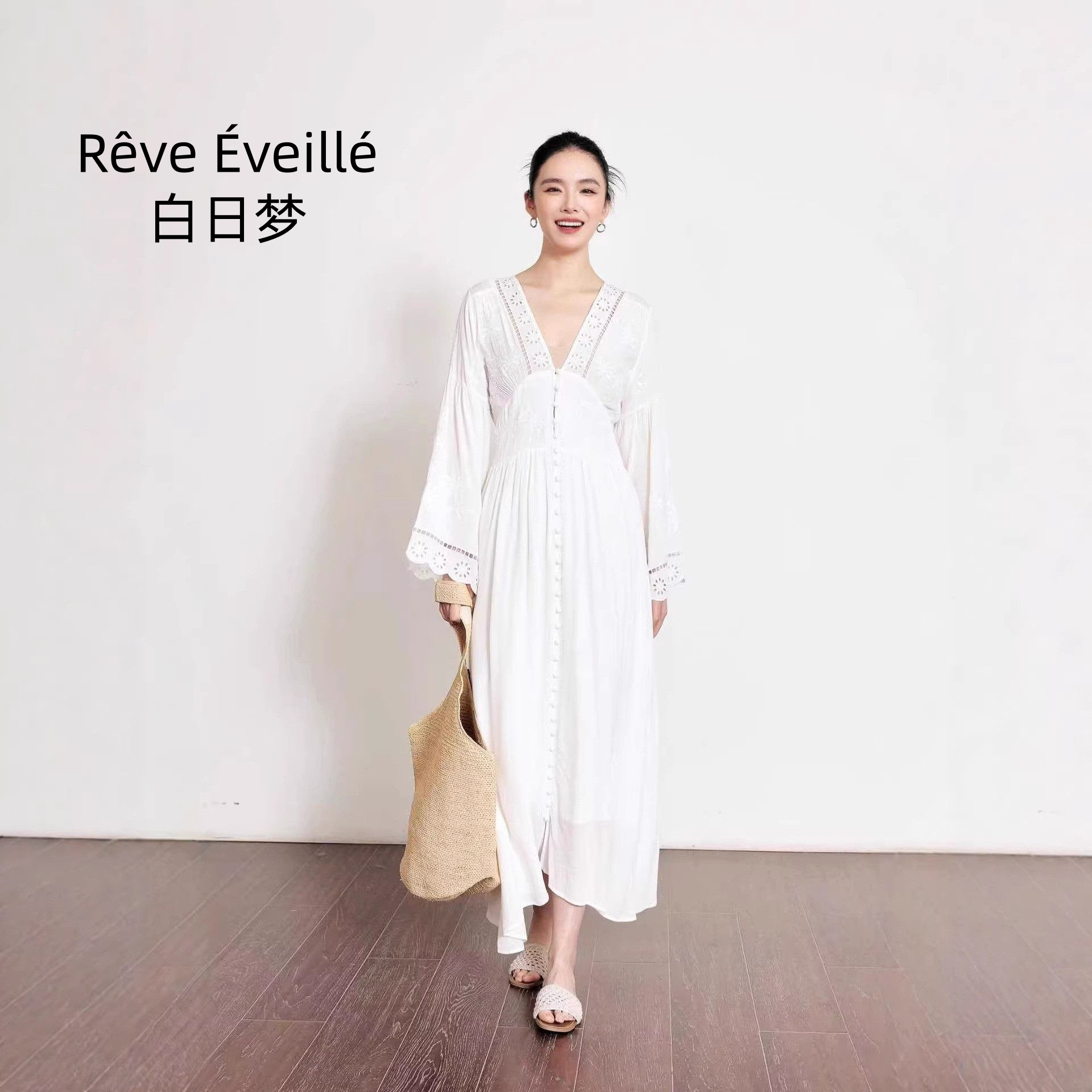 南油品质2026春女装法式V领白色刺绣连衣裙镂空收腰喇叭袖度假裙,女装/女士精品,连衣裙,淘宝优惠券,粉丝福利购,淘宝优惠卷