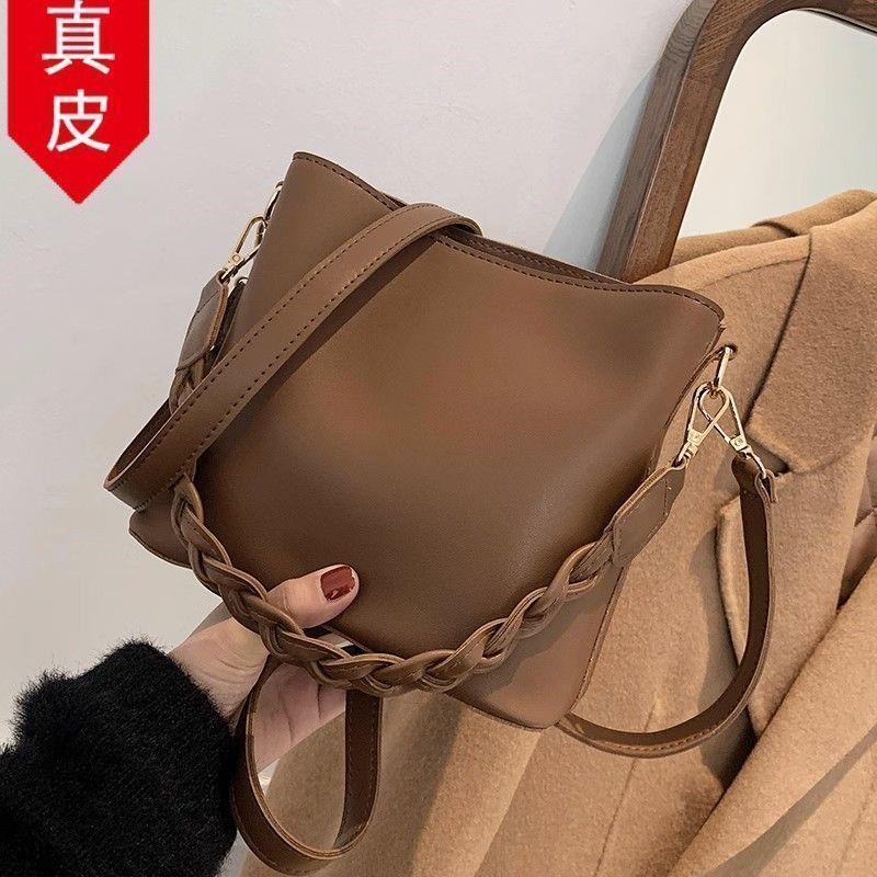 斜红小众肩带宽小方包2026感新款挎单肩时尚手提女网复古轻奢高级