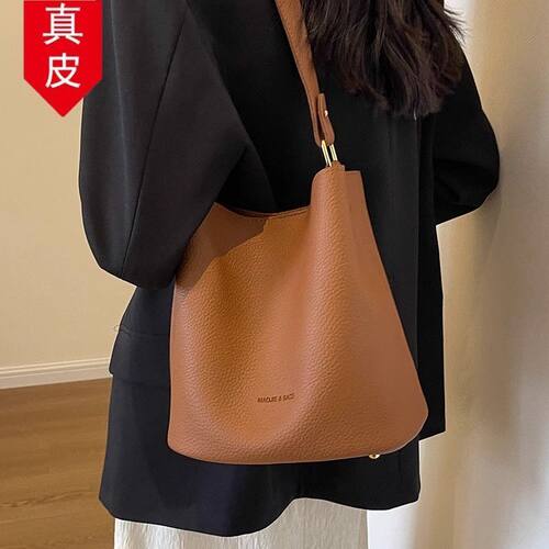 法式真皮软皮水桶包包女2026春夏时尚潮简约腋下包百搭通勤斜挎包